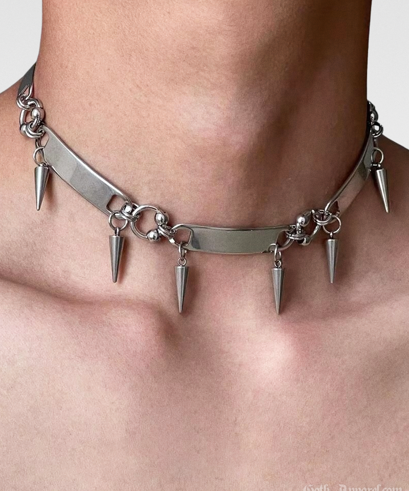 choker-necklace-with-spikes-1.png