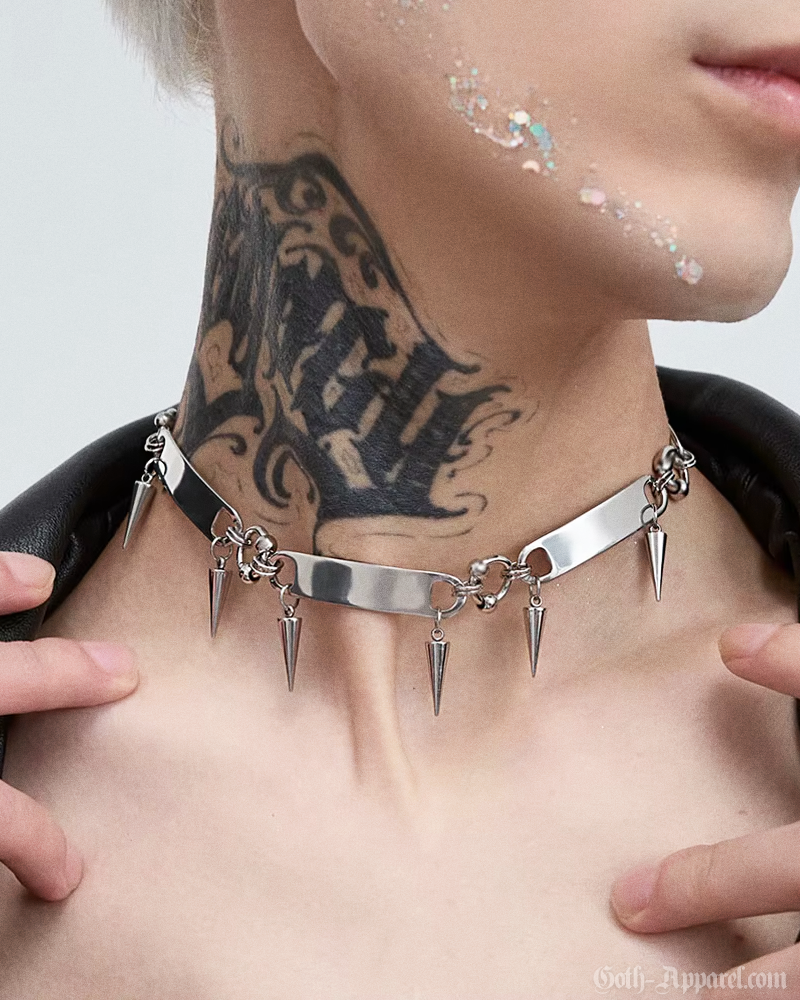 choker-necklace-with-spikes-3.png