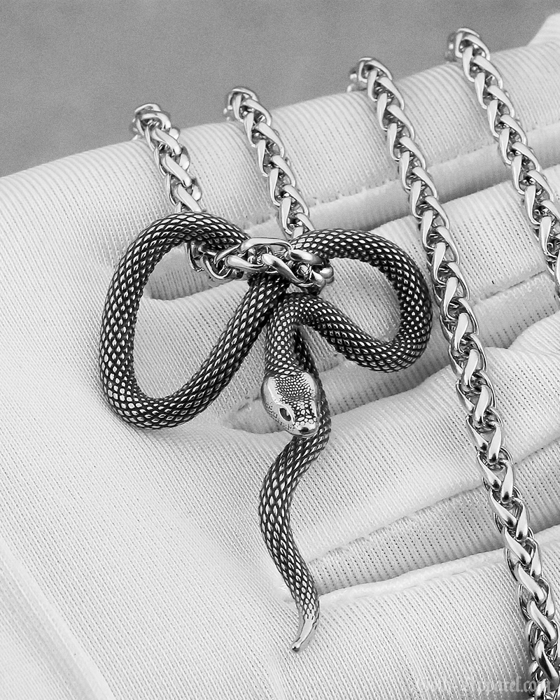 gothic-snake-necklace-3.png