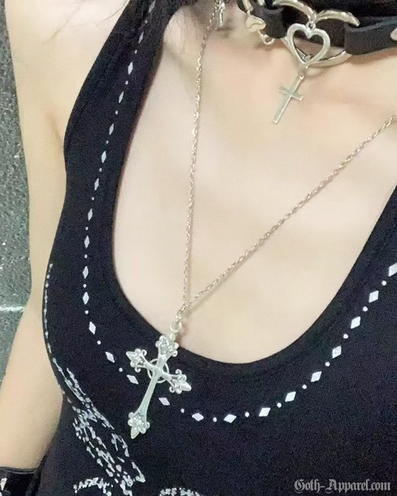 gothic-style-cross-necklace-3.png